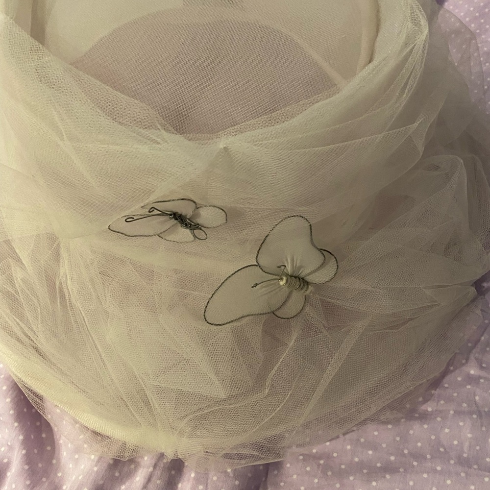Liz Claiborne White Hat Elegant Accessories